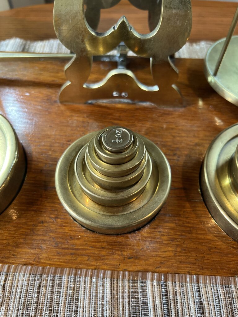 ANTIQUE W&T AVERY BRASS BALANCE SCALE WITH WEIGHTS.