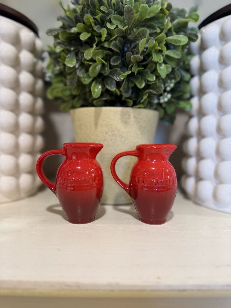 Le Creuset Salt & Pepper Shaker Cherry Ombre Jug Pitcher Handle