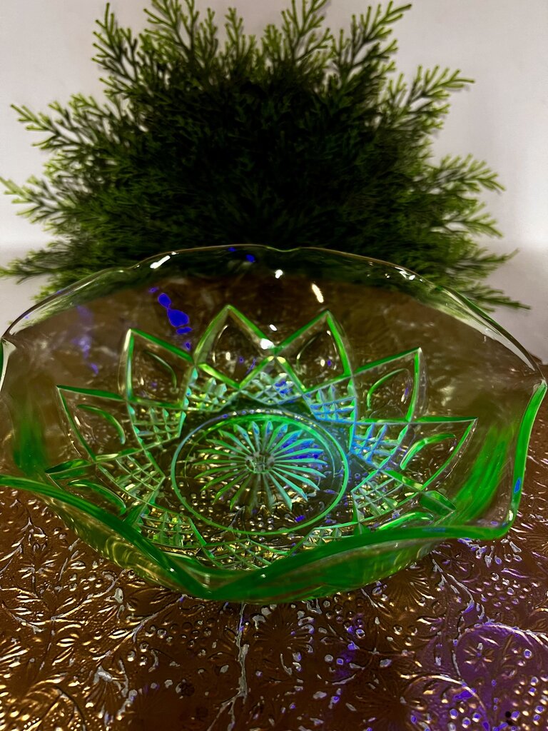 Hazel Atlas Uranium Glass Bowl Set Diamond Pattern Ruffled Edge