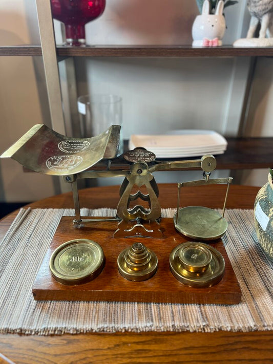ANTIQUE  W&T AVERY BRASS BALANCE SCALE WITH WEIGHTS.