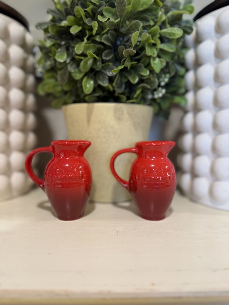 Le Creuset Salt & Pepper Shaker Cherry Ombre Jug Pitcher Handle