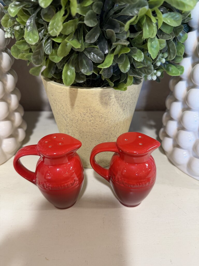 Le Creuset Salt & Pepper Shaker Cherry Ombre Jug Pitcher Handle