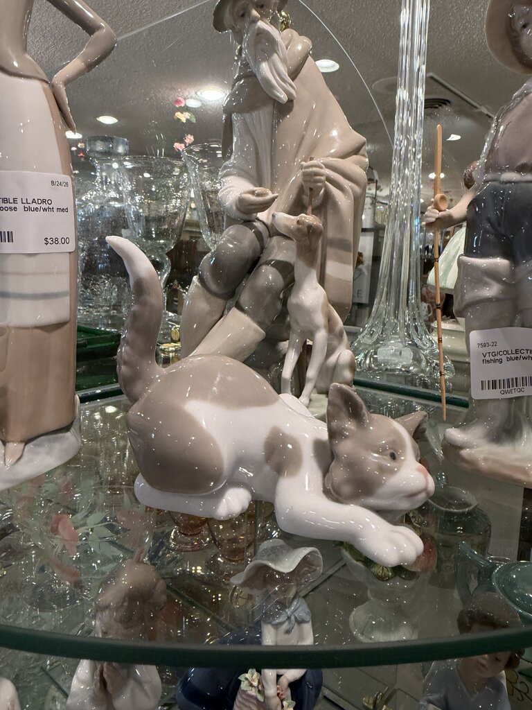 Lladro Attentive Cat 5112 Spain Porcelain Figurine Gray and White