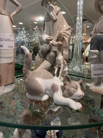Lladro Attentive Cat 5112 Spain Porcelain Figurine Gray and White