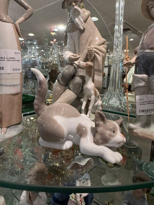Lladro Attentive Cat 5112 Spain Porcelain Figurine Gray and White