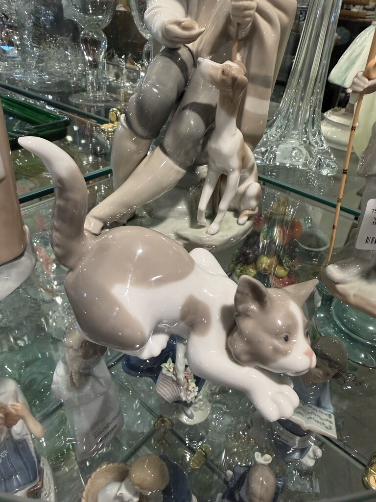 Lladro Attentive Cat 5112 Spain Porcelain Figurine Gray and White