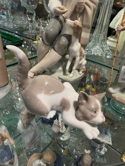 Lladro Attentive Cat 5112 Spain Porcelain Figurine Gray and White