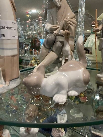 Lladro Attentive Cat 5112 Spain Porcelain Figurine Gray and White